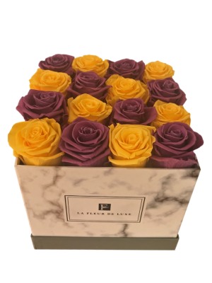 Checkered Pattern Luxury Rose Flowers Arrangement